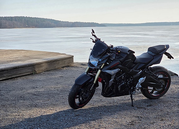 Suzuki GSR750A B-King 2 of 4
