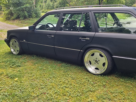 Mercedes-Benz E250 3 of 4