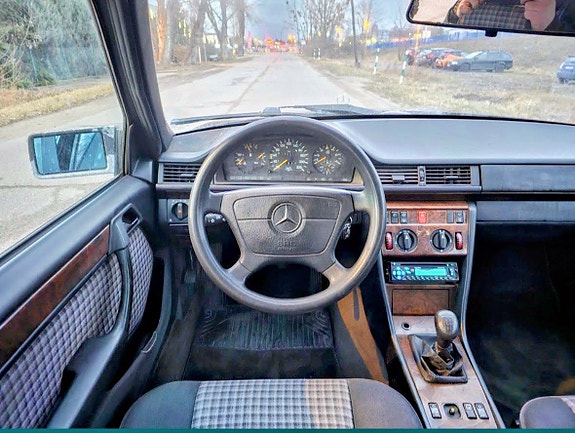 Mercedes-Benz E250 4 of 4