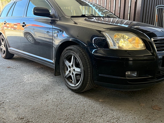 Toyota Avensis 2 of 8