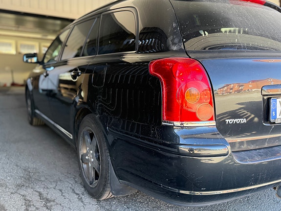 Toyota Avensis 3 of 8