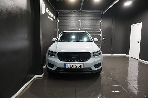 Volvo XC40 2 of 23