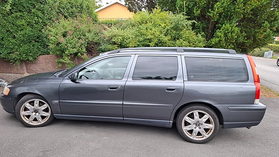 Volvo V70 2 of 10