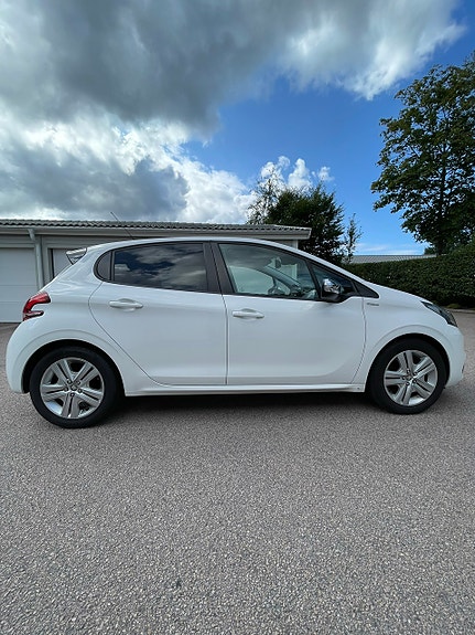 Peugeot 208 9 of 16
