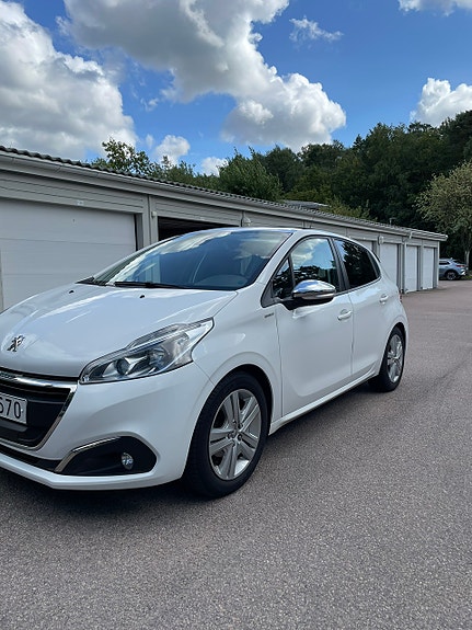 Peugeot 208 2 of 16