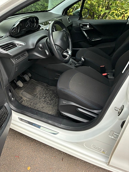 Peugeot 208 13 of 16