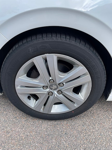 Peugeot 208 12 of 16