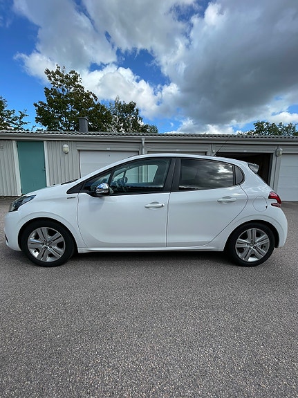 Peugeot 208 8 of 16