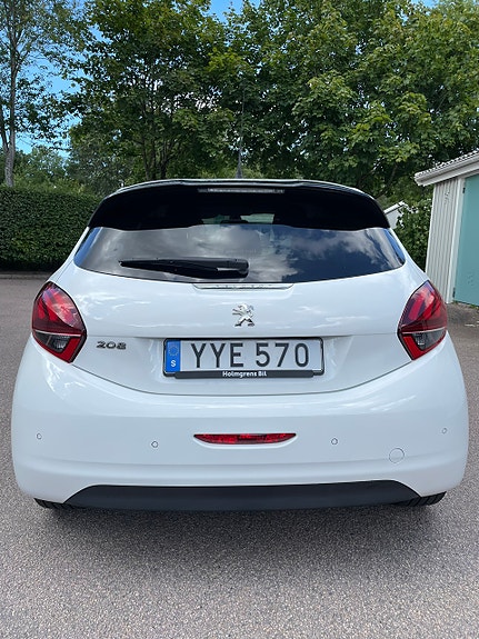 Peugeot 208 3 of 16
