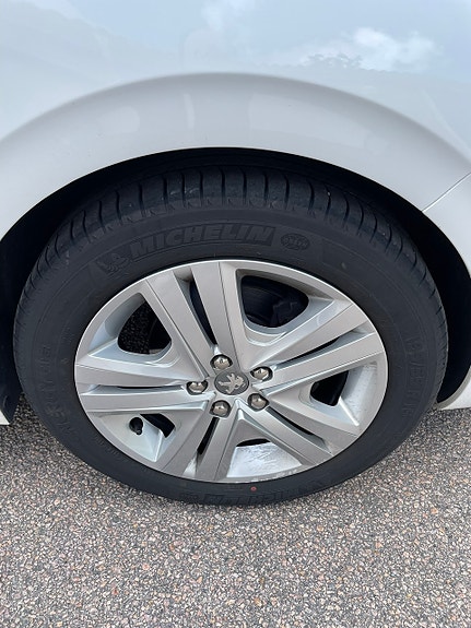 Peugeot 208 10 of 16