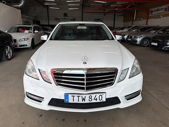 Mercedes-Benz E220 2 of 10