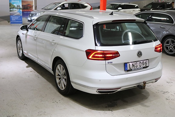 Volkswagen Passat 2 of 21
