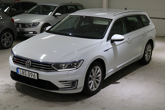 Volkswagen Passat 3 of 21
