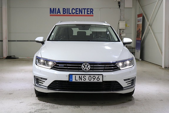 Volkswagen Passat 4 of 21