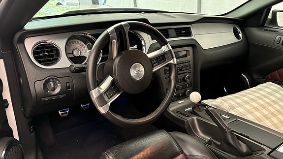 Ford Mustang 3 of 7