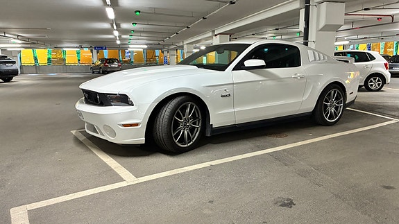 Ford Mustang 2 of 7