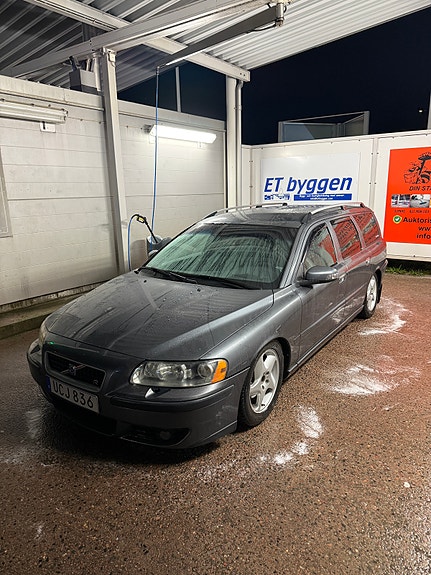 Volvo V70 2 of 8