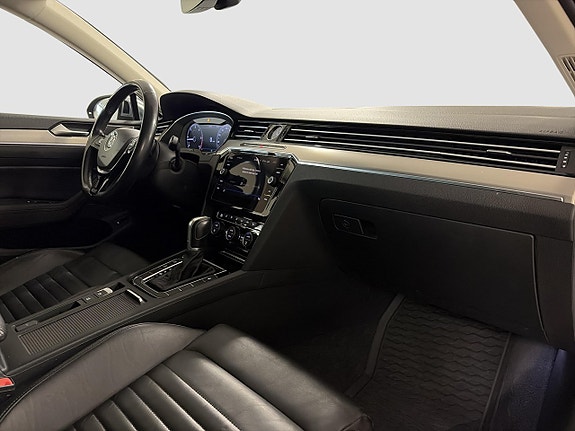 Volkswagen Passat Alltrack 5 of 16
