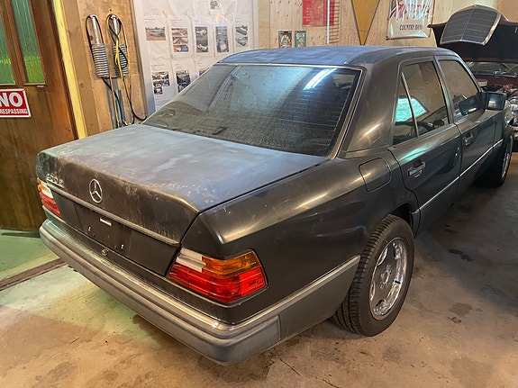 Mercedes-Benz 420 E 4 of 6