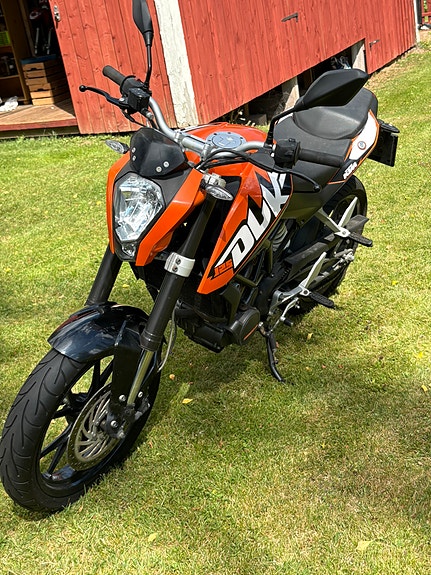 KTM 125 Duke 2 of 8