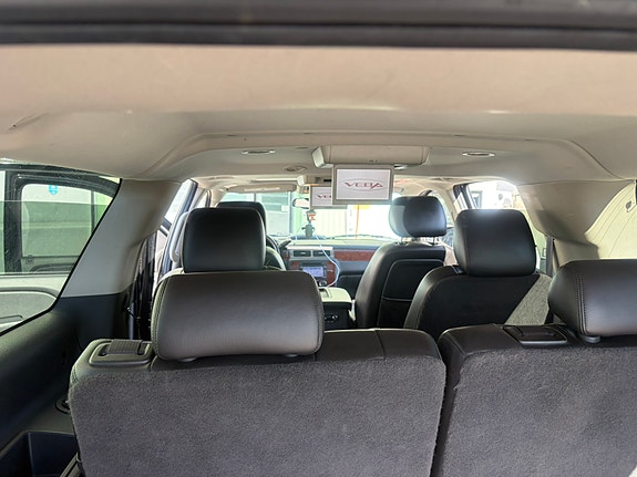 Chevrolet Suburban 8 of 21
