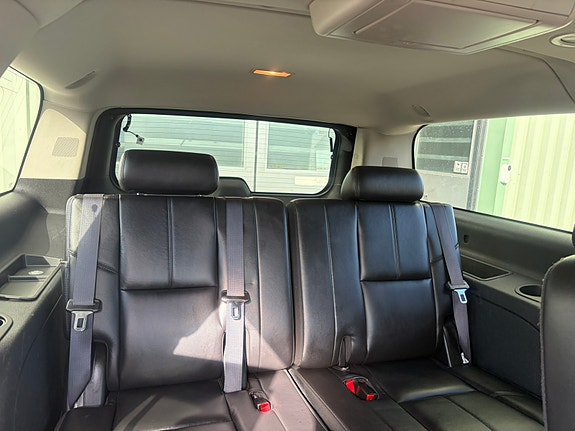Chevrolet Suburban 2 of 21