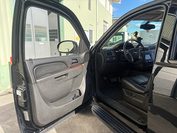Chevrolet Suburban 14 of 21