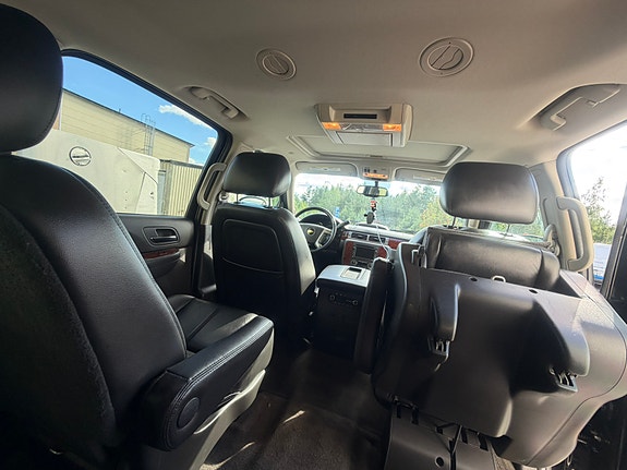 Chevrolet Suburban 21 of 21