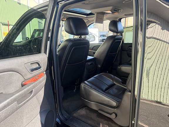 Chevrolet Suburban 10 of 21