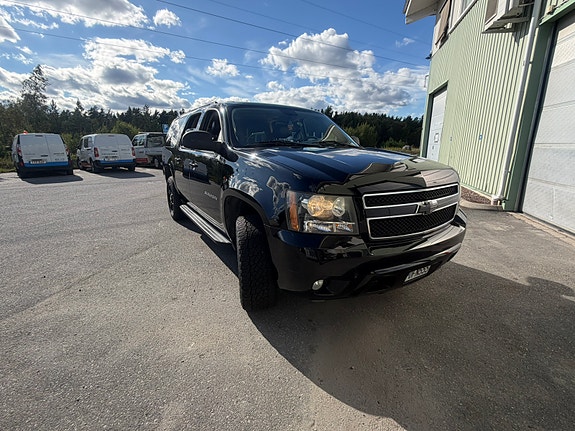 Chevrolet Suburban 3 of 21