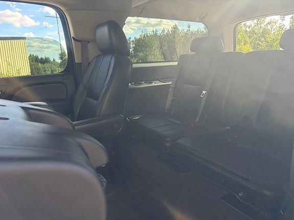 Chevrolet Suburban 11 of 21