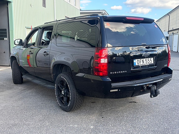 Chevrolet Suburban 5 of 21
