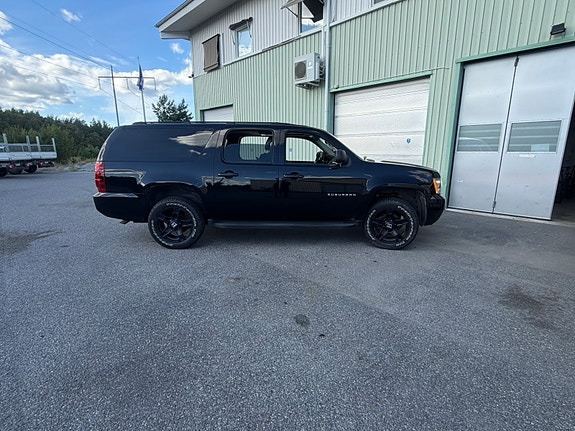 Chevrolet Suburban 7 of 21