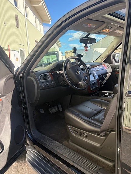 Chevrolet Suburban 12 of 21