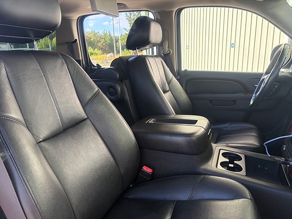 Chevrolet Suburban 16 of 21