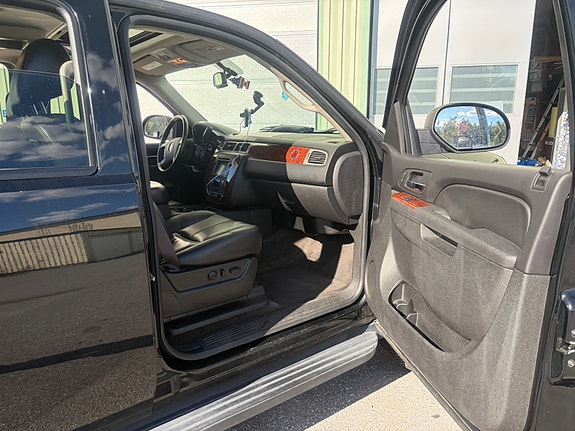 Chevrolet Suburban 15 of 21