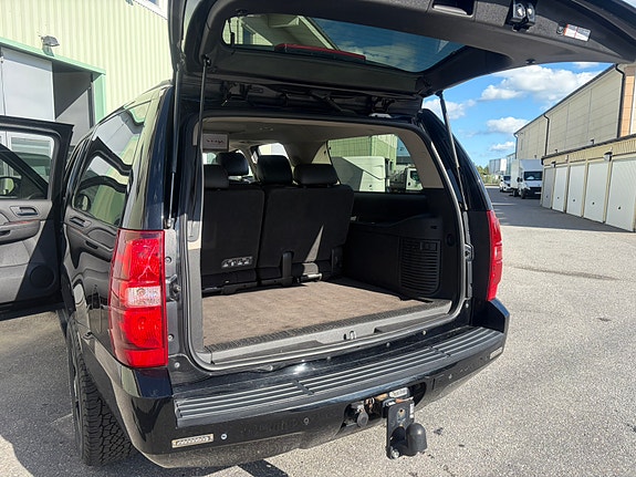 Chevrolet Suburban 9 of 21