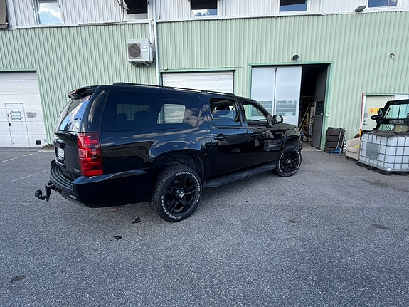 Chevrolet Suburban 6 of 21