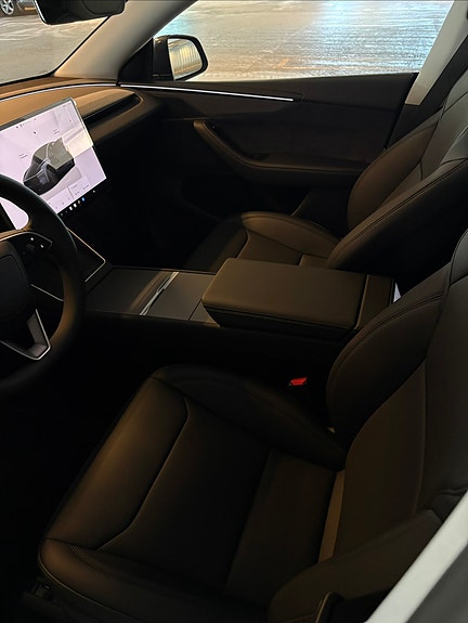 Tesla Model Y 4 of 4