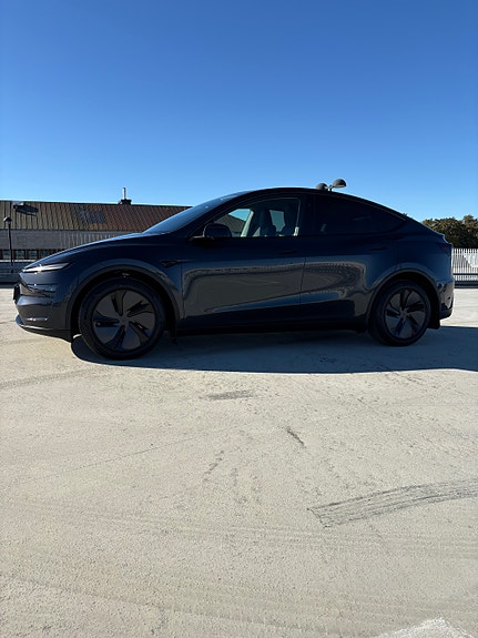 Tesla Model Y 3 of 4