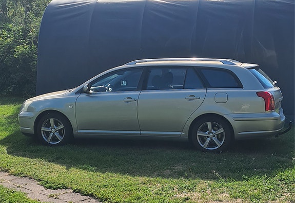 Toyota Avensis 2 of 8