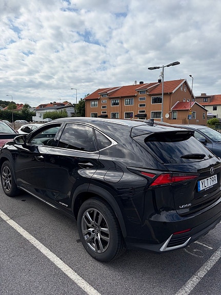 Lexus NX300h 5 of 9