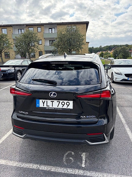 Lexus NX300h 2 of 9