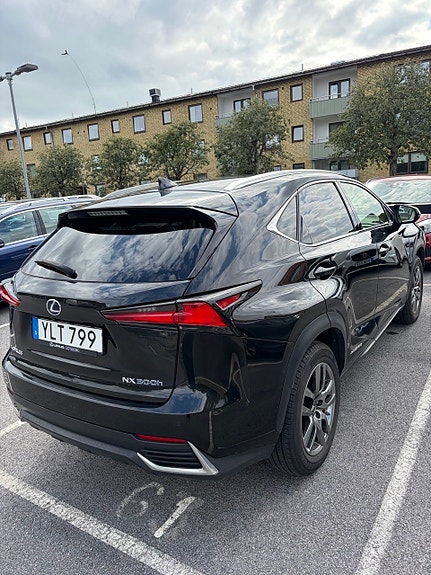 Lexus NX300h 3 of 9