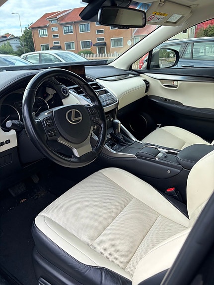 Lexus NX300h 4 of 9