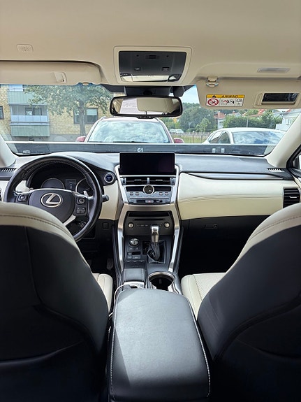 Lexus NX300h 7 of 9