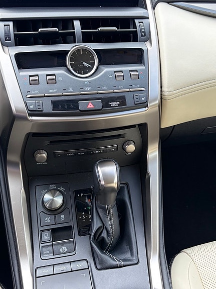 Lexus NX300h 6 of 9