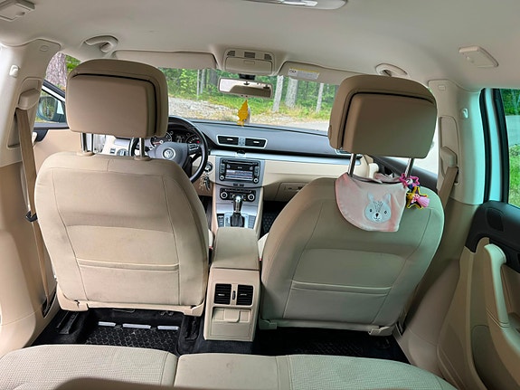 Volkswagen Passat 2 of 9