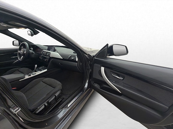 BMW 330i 24 of 30