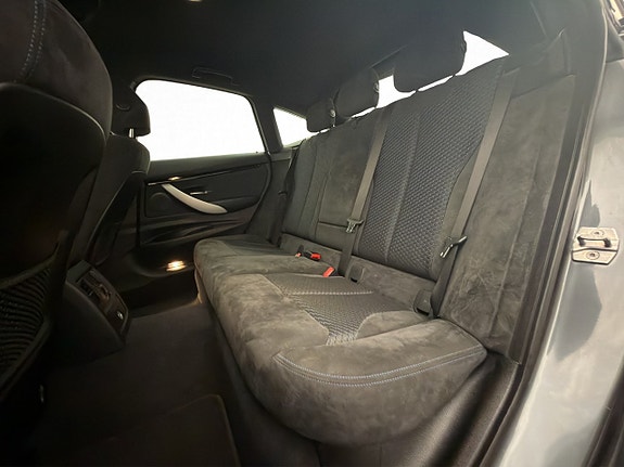 BMW 330i 25 of 30